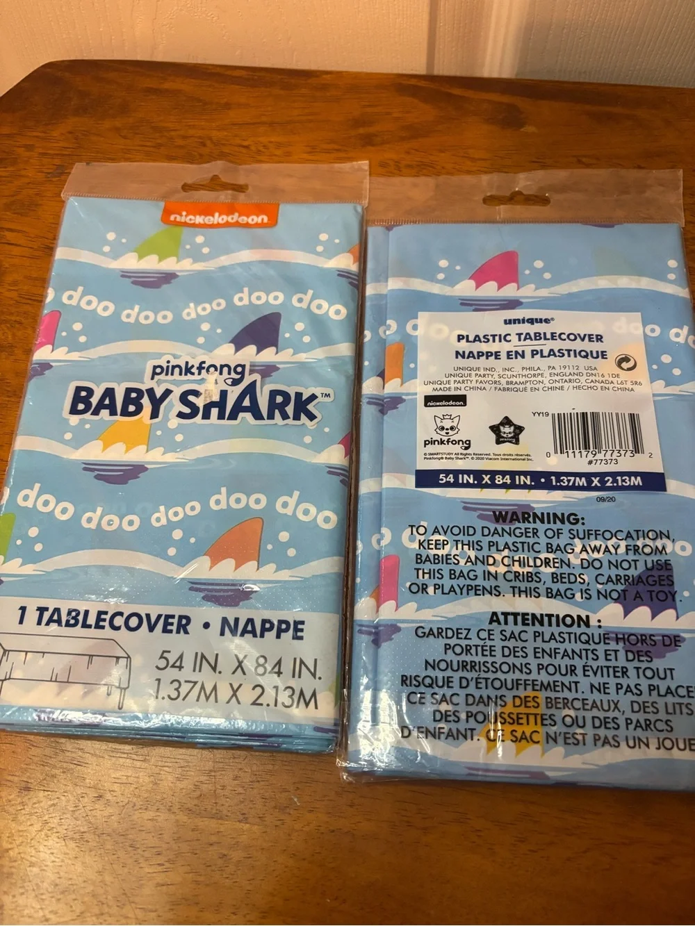Nickelodeon Baby Shark Blue Tablecover & Hanging Shark Decorations